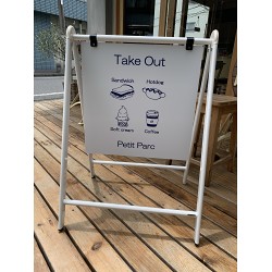 可愛いイラストのメニューが書かれたカフェの看板を製作しました！