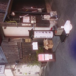 お寿司屋さんの店名と料理ジャンルが書かれた提灯型電飾看板を製作いたしました！