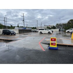 広い駐車場でもしっかり目立つ！駐車場用樹脂製スタンド看板を製作させていただきました。